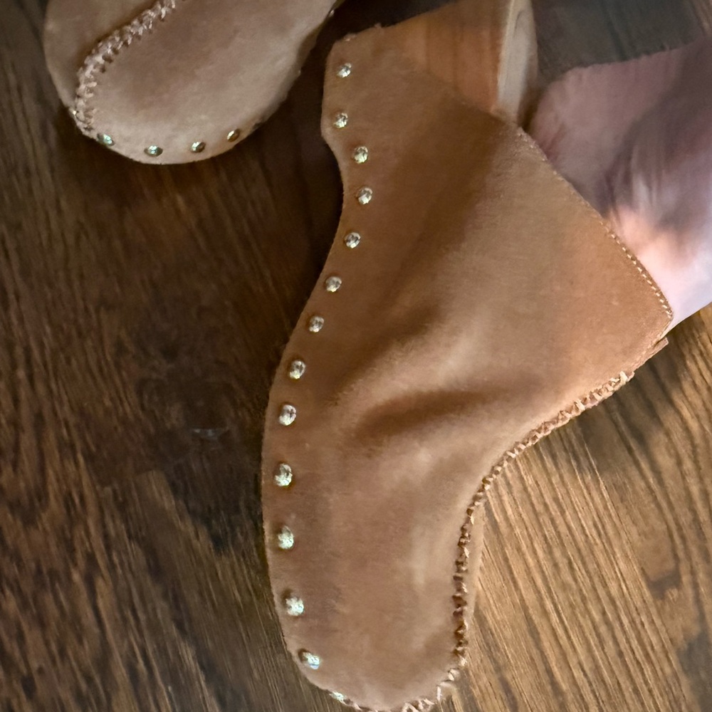 Wood suede clogs